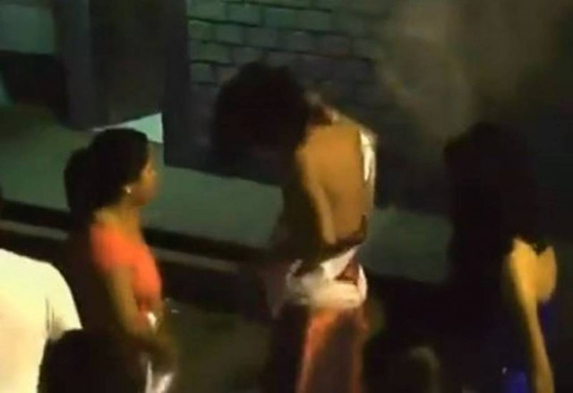 Έγιναν μαλλιά κουβάρια σε διαγωνισμό Μiss Gay (vid)