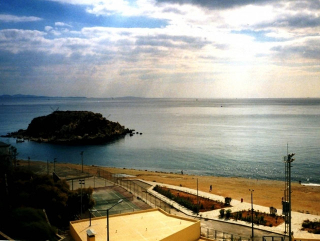 Μπάνιο στα «Βοτσαλάκια» του Πειραιά πριν από 52 χρόνια