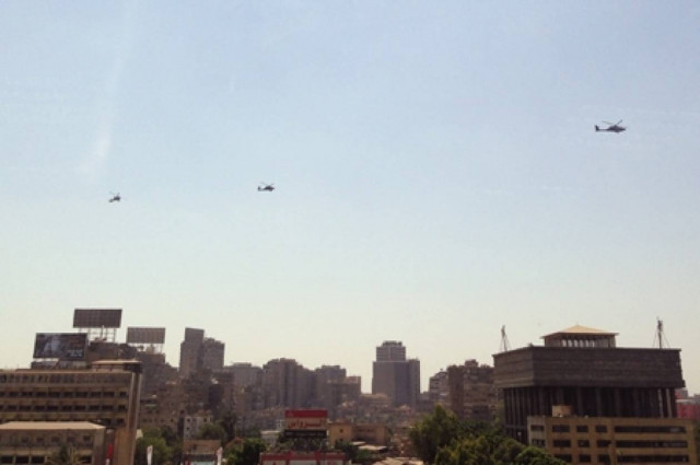 Αιγύπτιοι ζητωκραυγάζουν για την εμφάνιση στρατιωτικών ελικοπτέρων