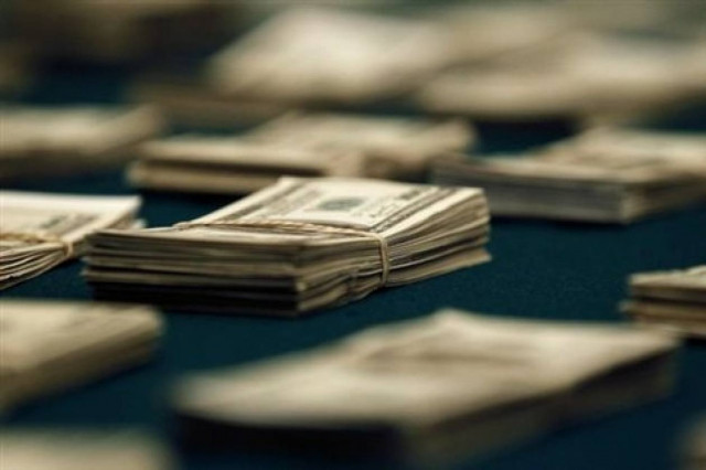 85χρονος βρήκε στο δρόμο μια τσάντα με 4.700 δολάρια και...