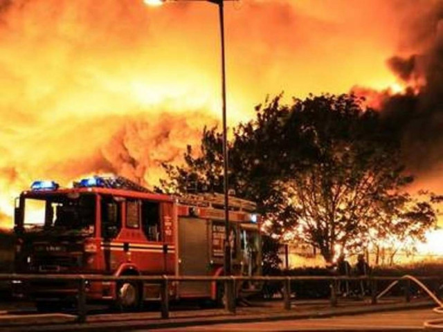 Στις φλόγες εργοστάσιο ανακύκλωσης στη Βρετανία