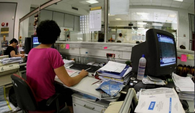 Κλείνουν 44 ΔΟΥ και στέλνουν κατασχετήρια στους πολίτες