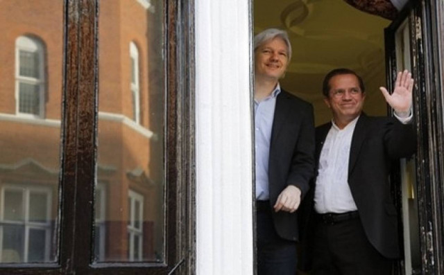 Είχαν βάλει κοριό στην πρεσβεία που κρύβεται ο Ασάνζ