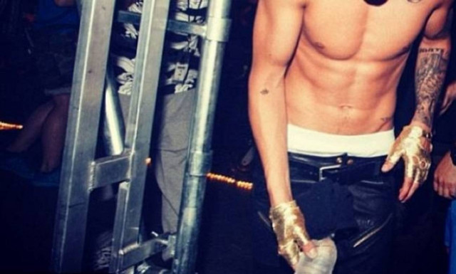 Τραγουδιστής τοποθέτησε μπουκάλι με νερό στην άκρη του μο