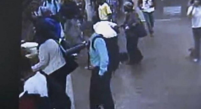 Βίντεο: Απίστευτη διάσωση επιβάτη που έπεσε στις ράγες του τρένου