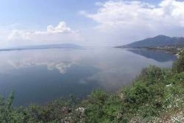 Τραγωδία στη Βόλβη: Ανατράπηκε βάρκα με ψαράδες- Ένας νεκρός