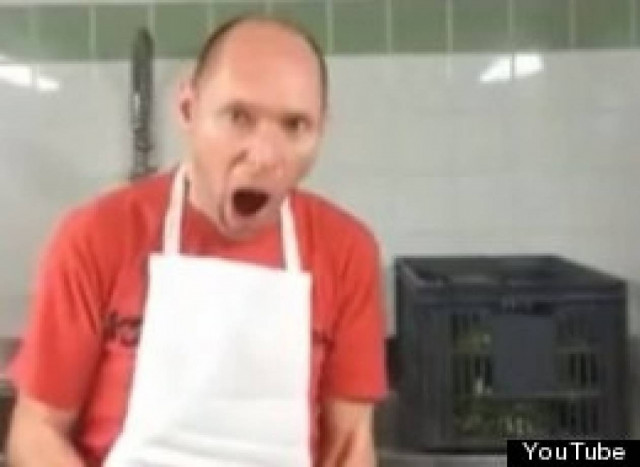 To βίντεο που σαρώνει: Ο άνθρωπος που τρομάζει με το παραμικρό