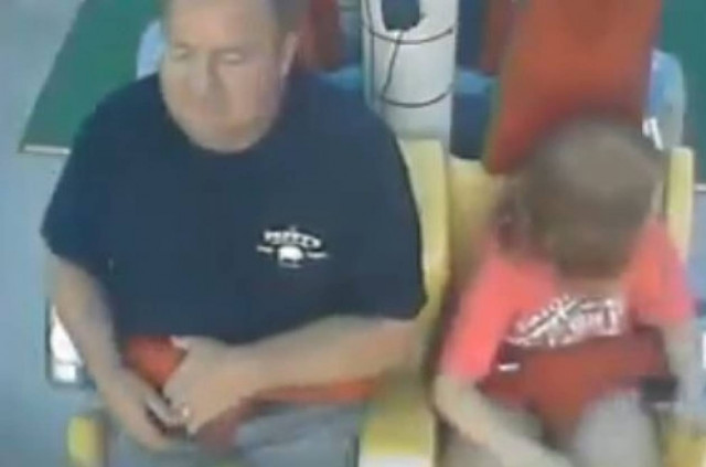 Υποτίθεται πως θα πρόσεχε την κόρη του...