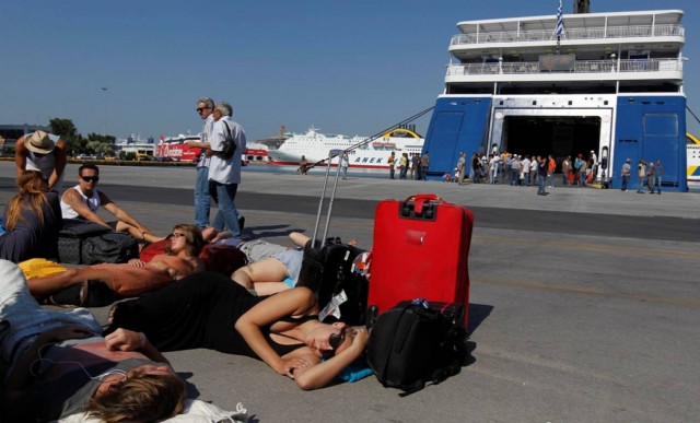 Πήγαν να αρπάξουν σακίδιο επιβάτη από το λιμάνι του Πειραιά!