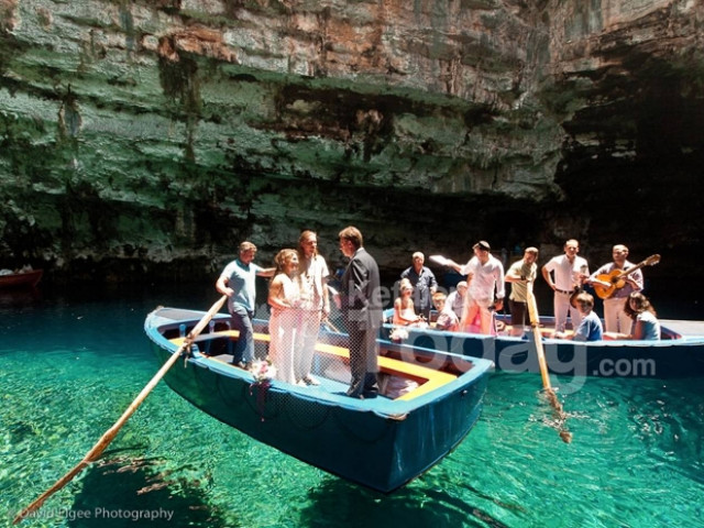 Ονειρεμένος γάμος στη λίμνη Μελισσάνη (pics)