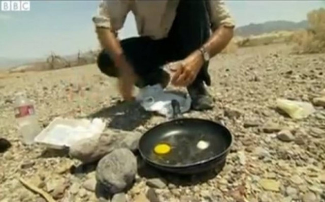 Βίντεο: Μπορείς να τηγανίσεις αυγό στο έδαφος; Το BBC απαντά...