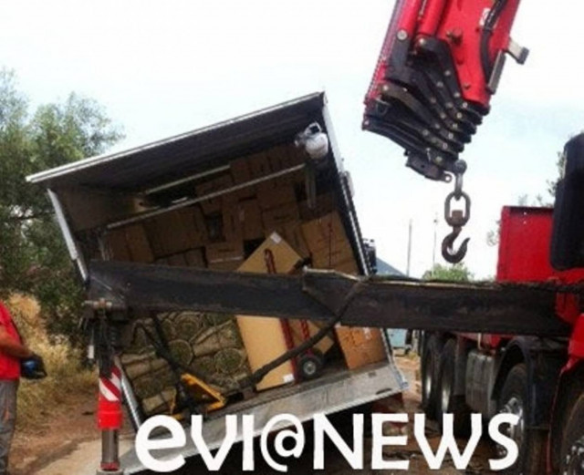 Άνοιξε η γη και «κατάπιε» φορτηγό (pics)