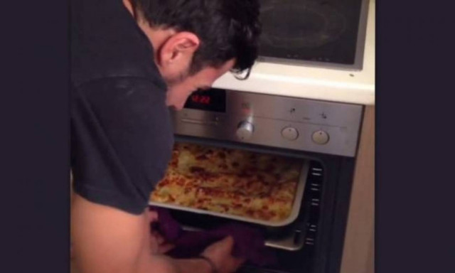 Ο Άκης Πετρετζίκης μαγειρεύει από το πρωί!