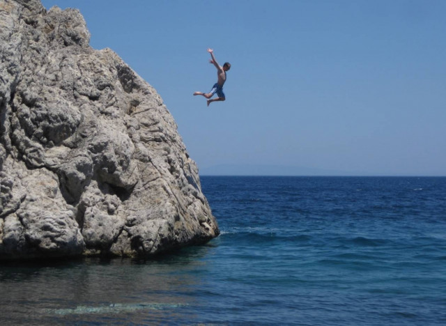 ΣΟΚ: 24χρονος έκανε βουτιά και έμεινε παράλυτος