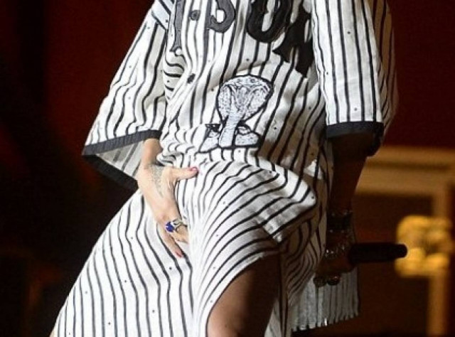 Δείτε: Διάσημη τραγουδίστρια έπιασε το… μπροστά σε χιλιάδες θεατές!