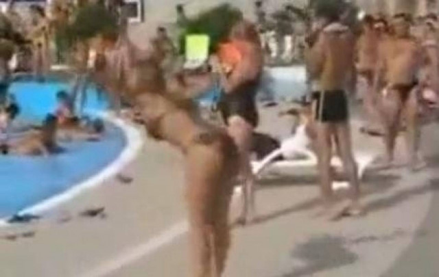 Καμαρώστε την: Είναι τύφλα και το... χαίρεται (βίντεο)!