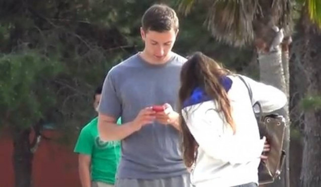 Ο έξυπνος τρόπος να σου δώσει το νούμερό της!