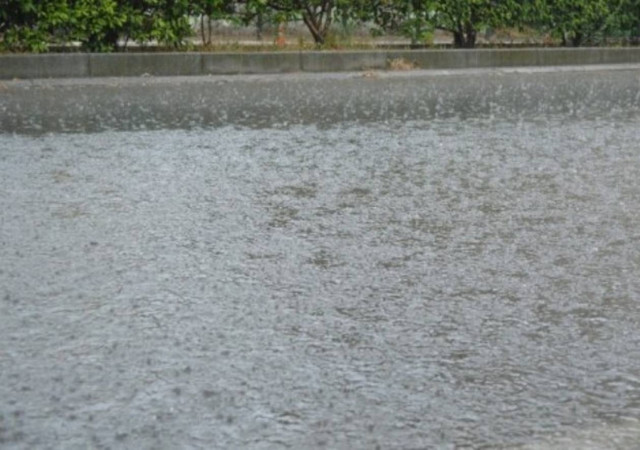 Σε λίμνες μετατράπηκαν οι δρόμοι της Θεσσαλονίκης