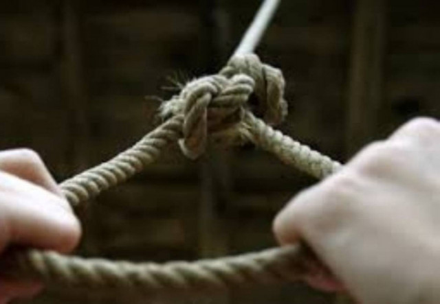 Θρήνος στα Τρίκαλα: Μητέρα βρέθηκε κρεμασμένη στην αυλή της