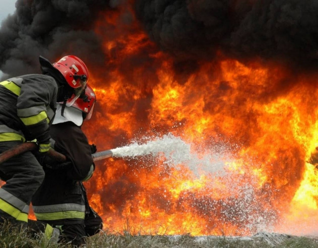 Απειλεί σπίτια η πυρκαγιά στο Άργος