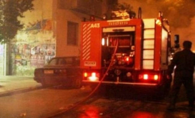 Φωτιά σε εγκαταλελειμμένη κατοικία στα Καμίνια