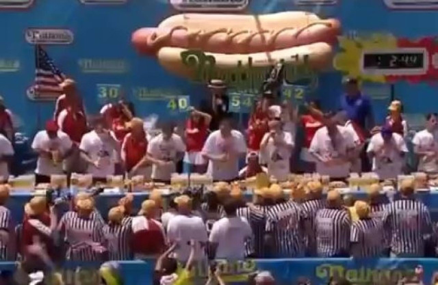 Βίντεο: Έφαγε 69 hot dog σε δέκα λεπτά