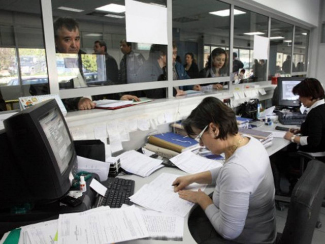 Οι μισοί ασφαλισμένοι δεν καταβάλουν εισφορές