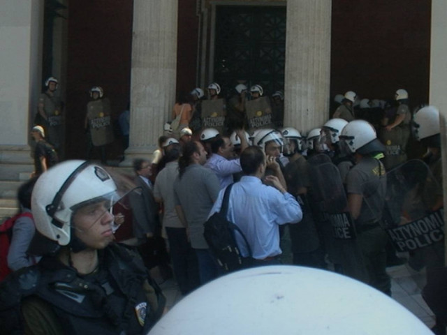 Προσαγωγές και χημικά στα Προπύλαια (pics-vid)