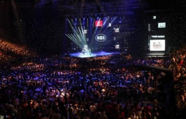 ΣΟΚ: Ηλικιωμένος παρενοχλούσε μικρά κορίτσια στα βραβεία MAD