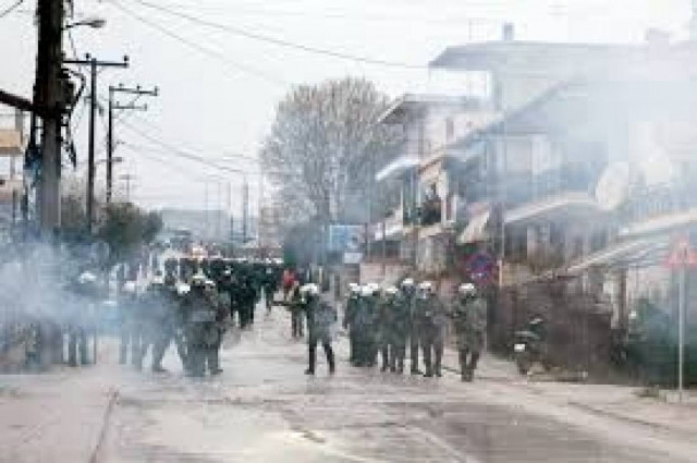 Ιερισσός: «Μάχη» των κατοίκων με τα ΜΑΤ