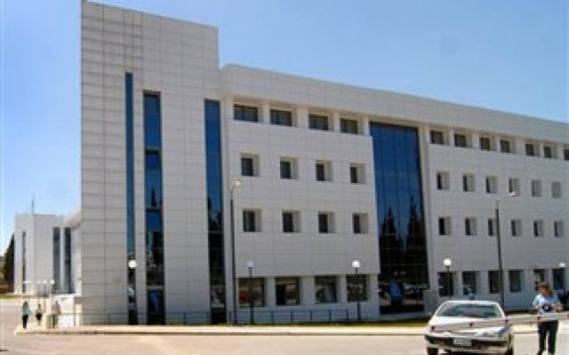 Ένταση και δακρυγόνα στο υπουργείο Παιδείας (pics+vid)