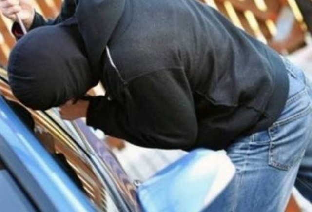 Σπείρα έκλεβε αυτοκίνητα λουόμενων στη Ρόδο