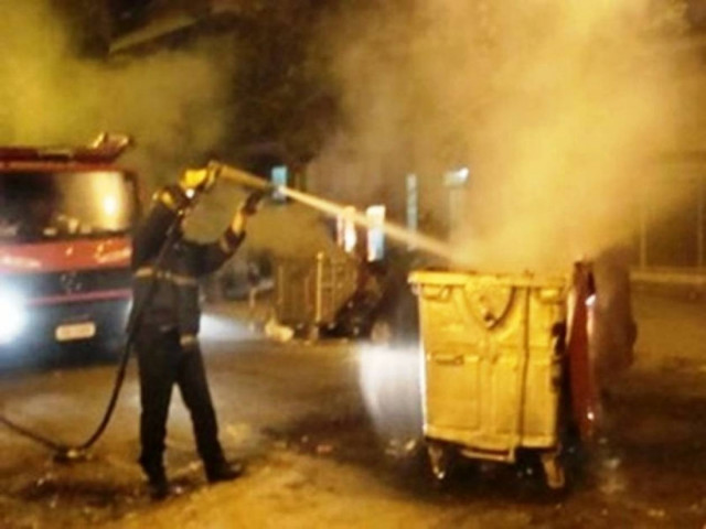 Φωτιά σε κλάδους απορριμμάτων στην πλατεία Κάνιγγος