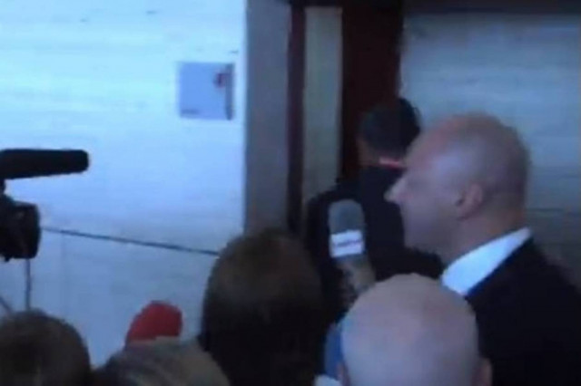 Βίντεο: Ο πρόεδρος της Μπαρτσελόνα σε γυναικείες τουαλέτες!