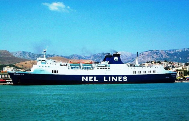 Προβλήματα στο Καρλόβασι για επιβατικό πλοίο