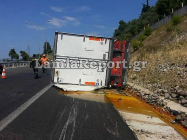 Απεγκλωβίστηκε οδηγός νταλίκας που ανετράπη στα Καμμένα Βούρλα