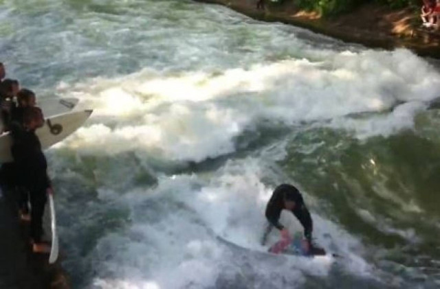 Βίντεο: Surfing σε ποτάμι...