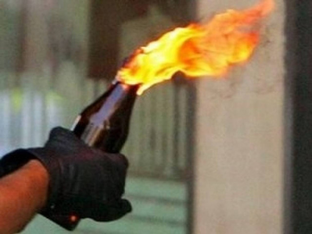 Πέταξαν μολότοφ στο μπαλκόνι του!