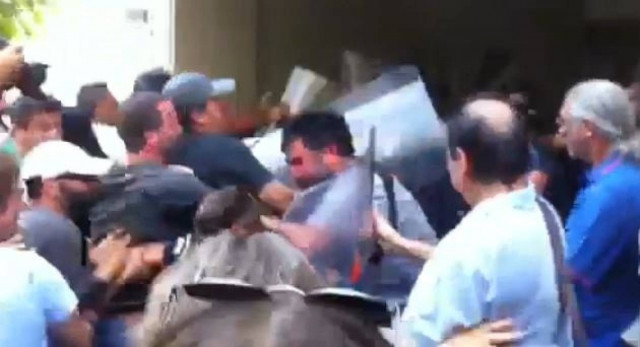 Βίντεο: Ένταση στη διαμαρτυρία των εκπαιδευτικών