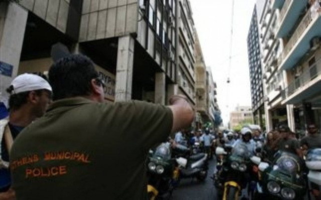 ΤΩΡΑ: Μοτοπορεία δημοτικών αστυνομικών (pics+vids)