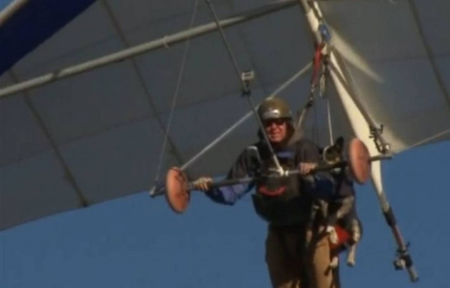 Πέταξε στον ουρανό παρέα με... τον σκύλο του! (vid)