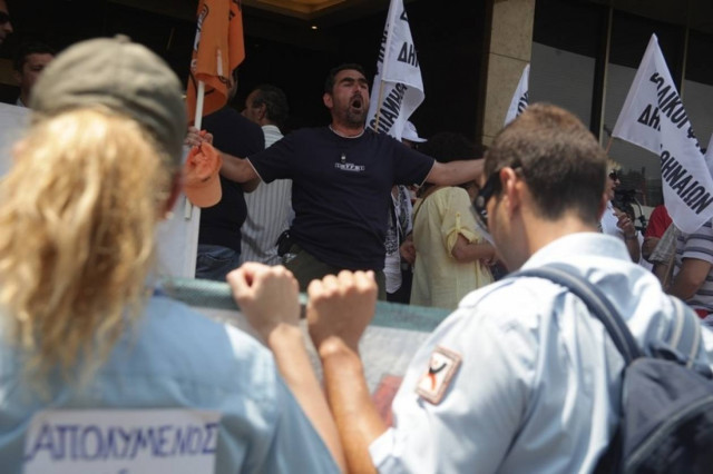 Συγκέντρωση δημοτικών αστυνομικών έξω από τα γραφεία της ΝΔ