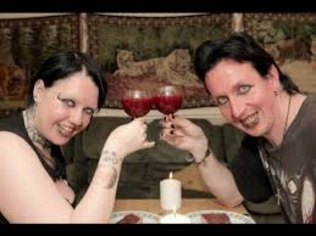 ΦΡΙΚΗ: Ζευγάρι βαμπίρ - Πίνουν κάθε εβδομάδα ο ένας το αίμα του άλλου