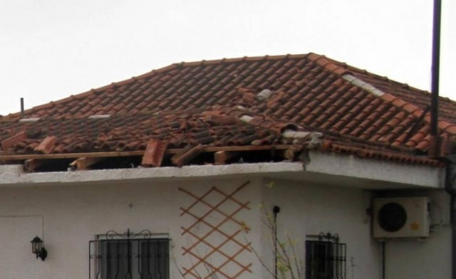 Λέσβος: Πατέρας ανήλικου παιδιού έπεσε από τη σκεπή και σκοτώθηκε