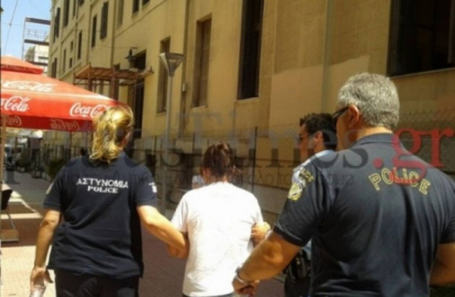 Άρπαξαν από τα μαλλιά την παιδοκτόνο στις φυλακές