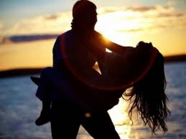 Καλοκαιρινοί έρωτες: Τι λένε οι έρευνες για το one-night stand