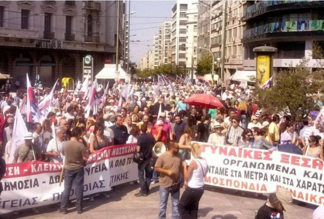 Σε εξέλιξη η απεργιακή συγκέντρωση του ΠΑΜΕ στην Ομόνοια