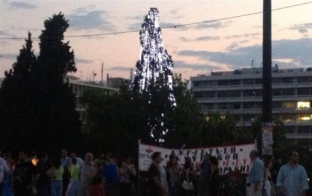 Και ξαφνικά... Ήρθαν καλοκαιριάτικα τα Χριστούγεννα στο Σύνταγμα
