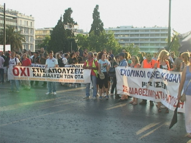 Σε εξέλιξη συλλαλητήριο διαμαρτυρίας στο Σύνταγμα (pics+vid)