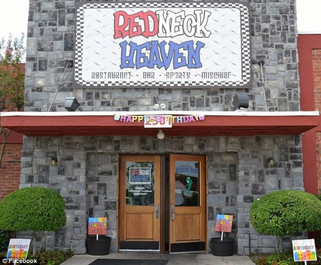 Οι... γυμνόστηθες σερβιτόρες έφεραν τα πάνω κάτω στους νόμους!